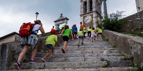 Esplorare il borgo del Sacro Monte con la voglia di muoversi in autonomia e la possibilità di scoprire molte storie. Per gli studenti di ogni età.