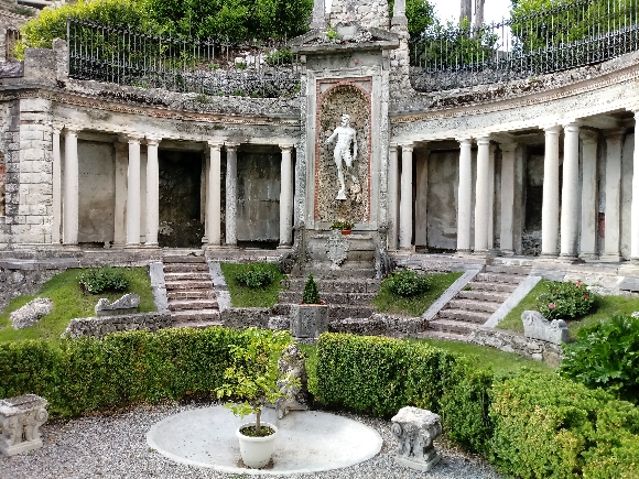 Il colonnato d'ingresso della Casa Museo Pogliaghi